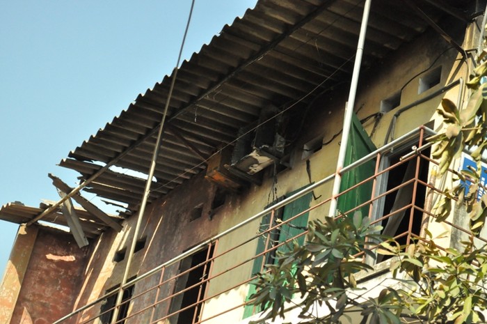 Ngọn lửa bùng phát mạnh nên các vật dụng trên tầng 2 của căn nhà cũng bị cháy sém